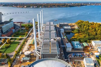 Küstenkraftwerk in Kiel (Archivbild): Mit den unterirdischen Speichern sollen Häuser im Winter geheizt und im Sommer gekühlt werden können.