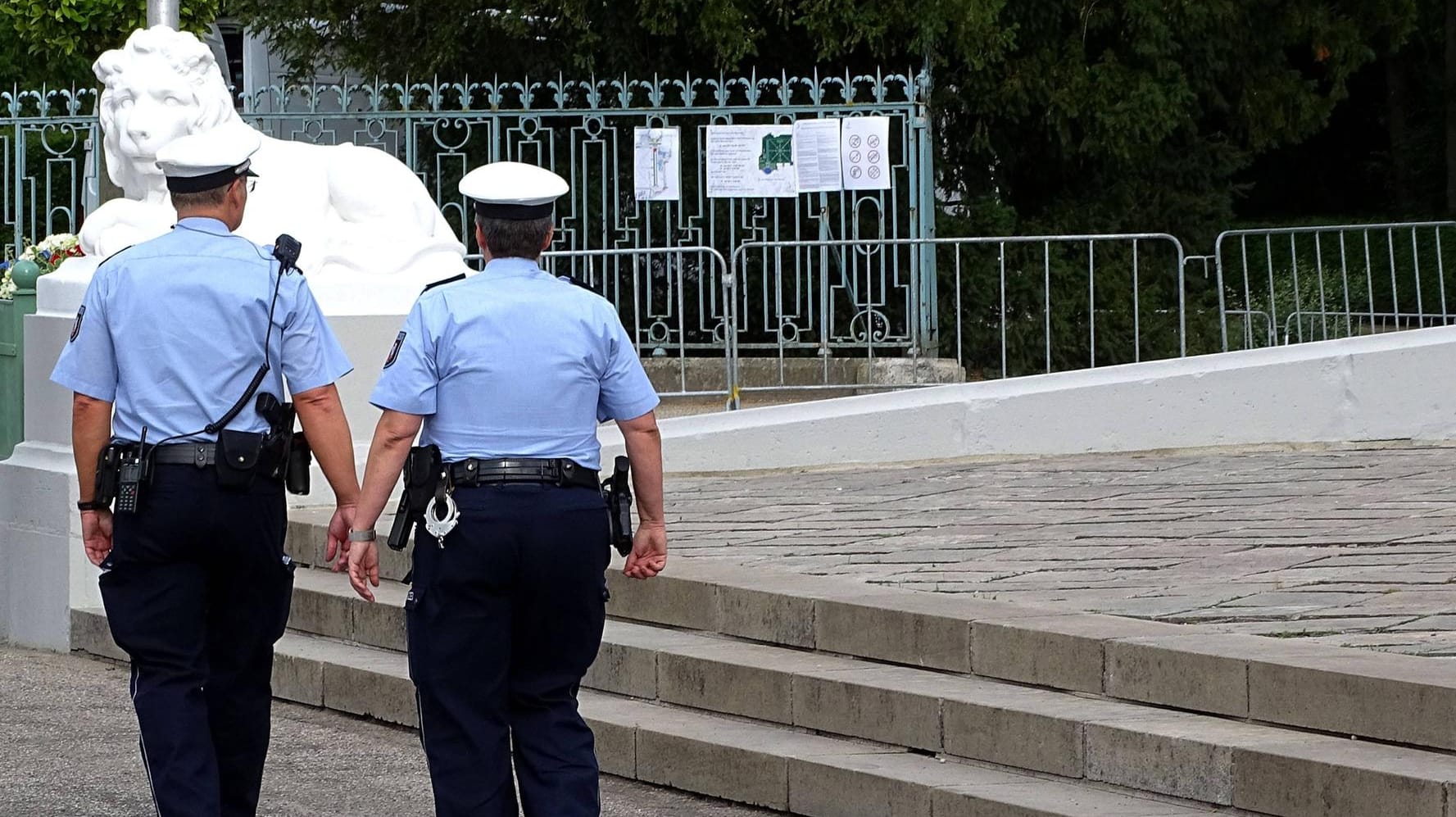 Zwei Polizeibeamte in Benrath (Symbolbild): Nach einem Raubüberfall auf einen 87-Jährigen sucht die Polizei nach dem flüchtigen Täter. Zwei Polizeibeamte in Benrath (Symbolbild): Nach einem Raubüberfall auf einen 87-Jährigen sucht die Polizei nach dem flüchtigen Täter.