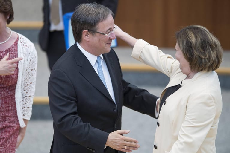 Als Armin Laschet 2017 zum Ministerpräsident von Nordrhein-Westfalen gewählt wird, freut sie sich für ihn. In Düsseldorfer Regierungskreisen ist sie für die Unterstützung ihres Mannes bekannt.
