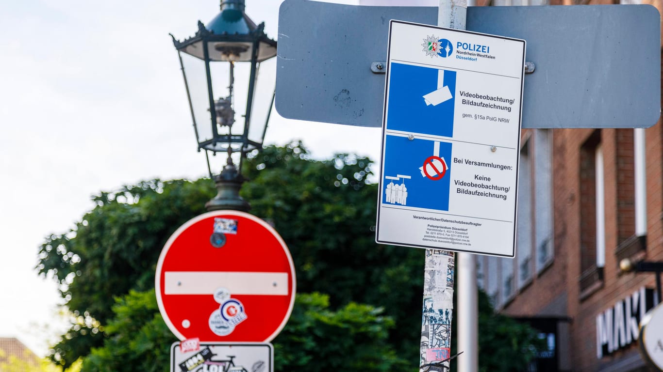 Ein Schild der Polizei weist auf die Videoüberwachung in der Düsseldorfer Altstadt hin (Symbolbild): Die soll jetzt heller und zunehmend videoüberwacht werden.
