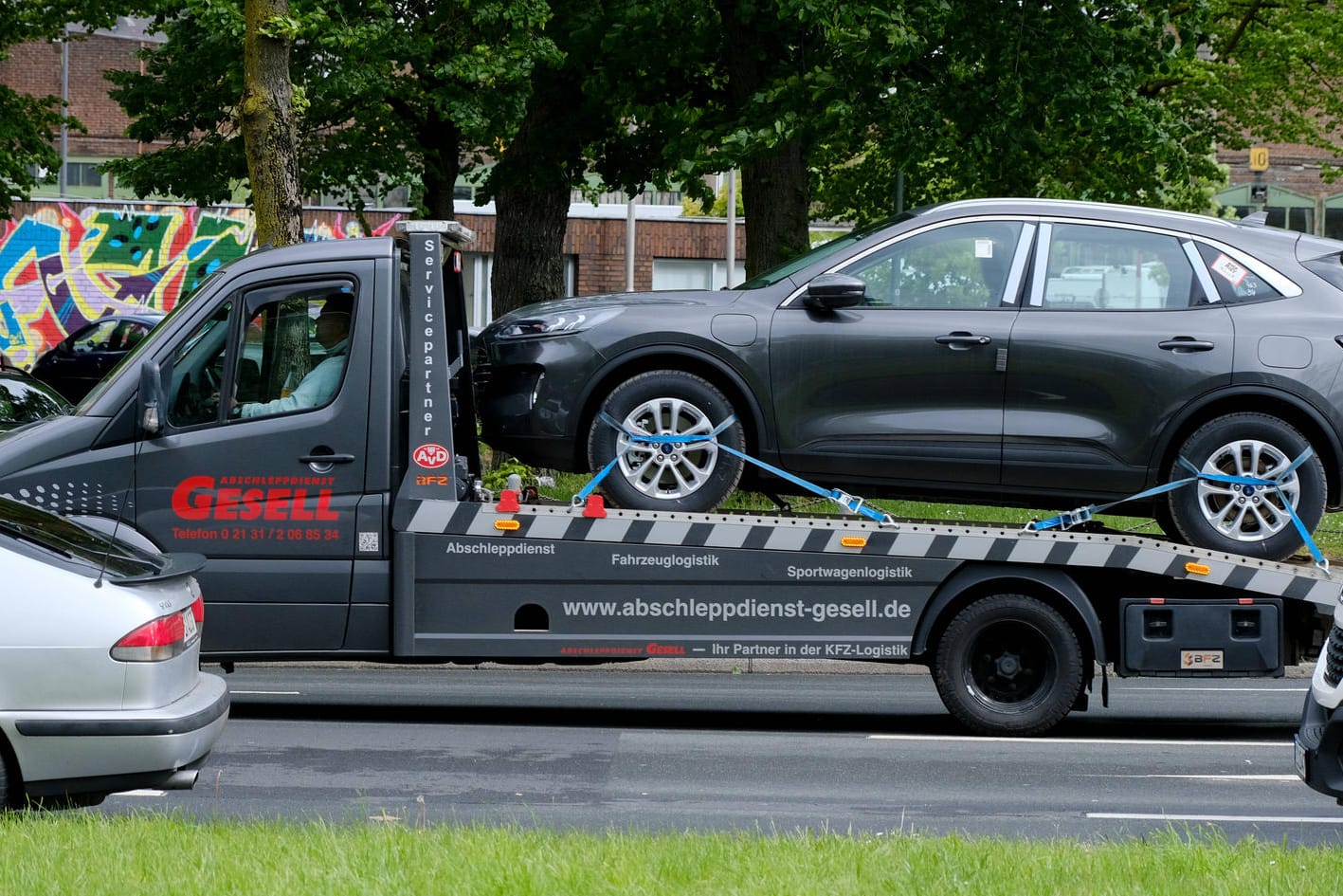 Seltener Anblick: Wegen des Chipmangels werden derzeit nur wenige Neuwagen an die Käufer ausgeliefert.