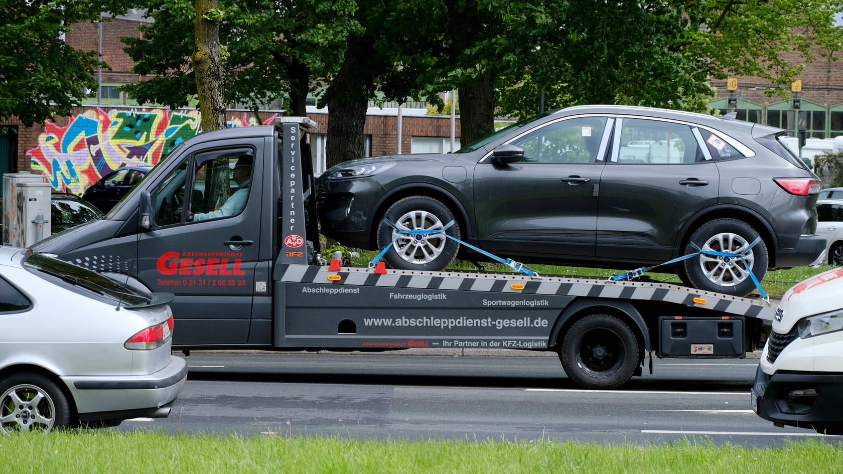 Seltener Anblick: Wegen des Chipmangels werden derzeit nur wenige Neuwagen an die Käufer ausgeliefert.