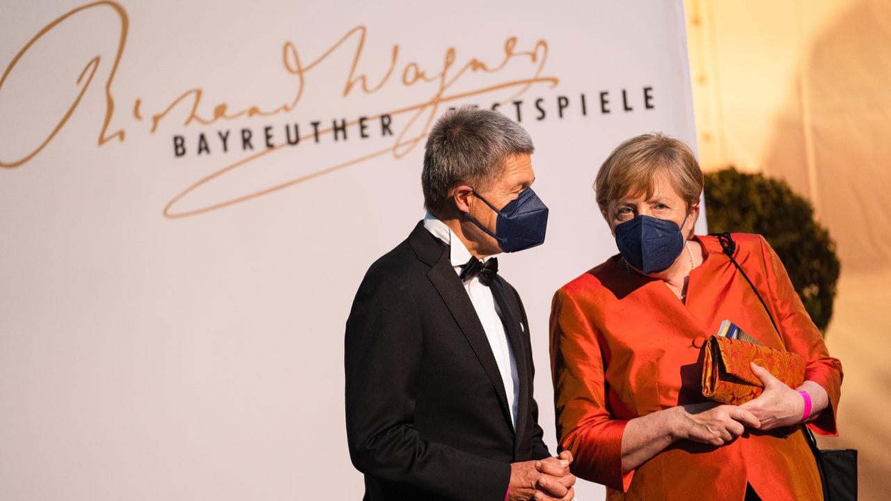 Bundeskanzlerin Merkel mit ihrem Ehemann Joachim Sauer bei der Eröffnung der Richard-Wagner-Festspiele 2021. Bundeskanzlerin Merkel mit ihrem Ehemann Joachim Sauer bei der Eröffnung der Richard-Wagner-Festspiele 2021.