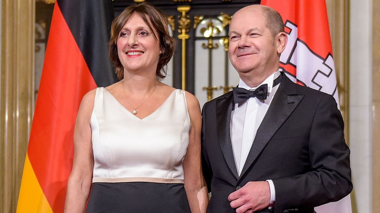 "Ich glaube, dass ich ein ganz anderer Mensch wäre, wenn ich nicht mit Britta Ernst verheiratet wäre", sagt SPD-Kanzlerkandidat Olaf Scholz über seine Frau. "Ich glaube, dass ich ein ganz anderer Mensch wäre, wenn ich nicht mit Britta Ernst verheiratet wäre", sagt SPD-Kanzlerkandidat Olaf Scholz über seine Frau.