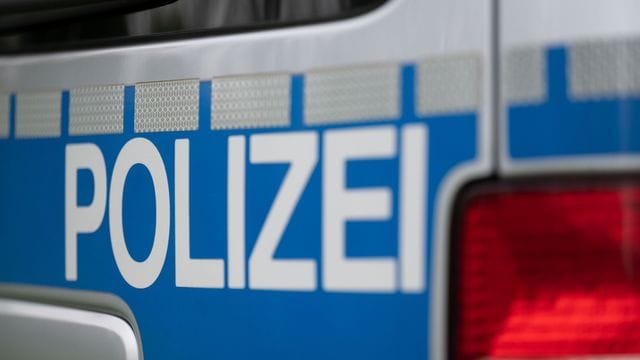 Das Wort "Polizei" steht auf einem Einsatzwagen (Symbolbild): Der Tatverdächtige wurde festgenommen.