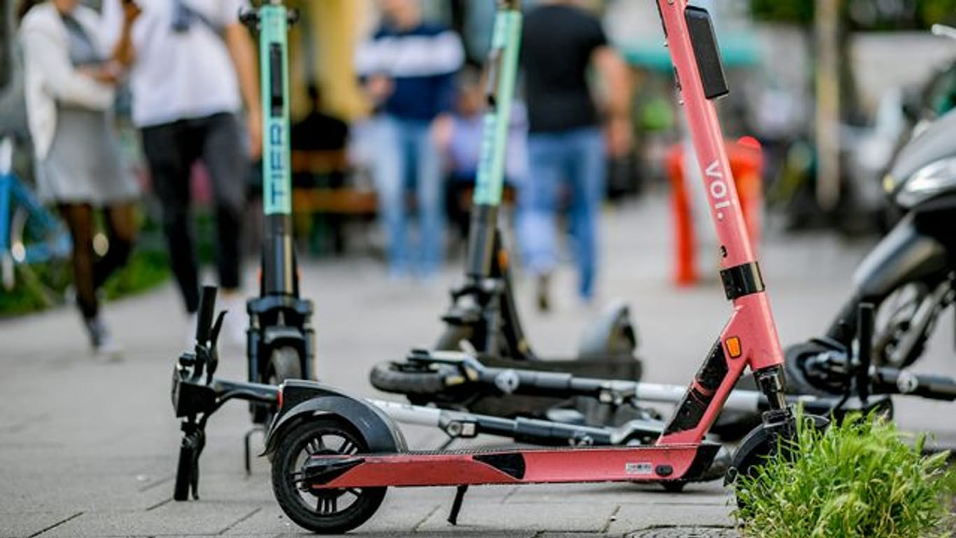 E-Scooter stehen auf einem Bürgersteig (Symbolbild): In der Köln Innenstadt sollen nun deutlich weniger der Fahrzeuge zu nutzen sein.