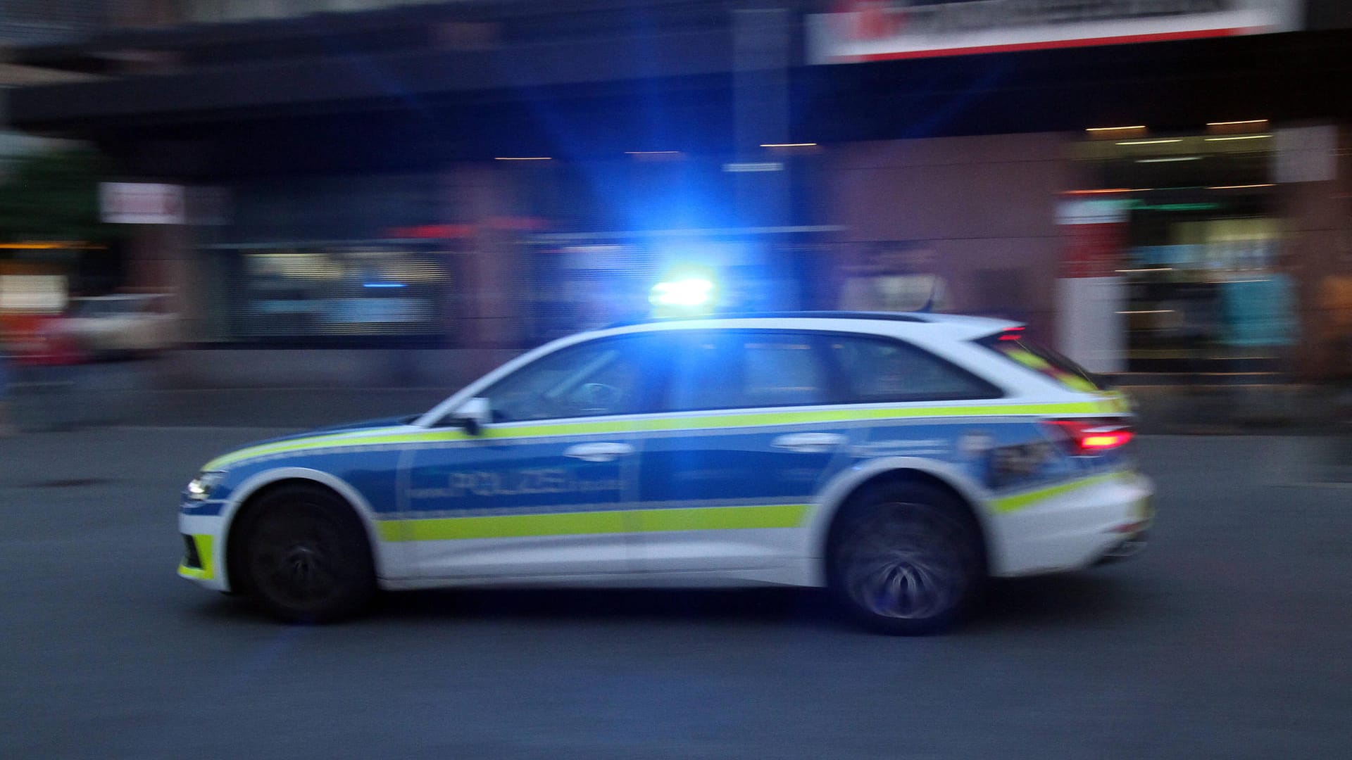 Ein Einsatzwagen der Polizei (Symbolbild): Die Beamten konnten die drei Männer auf frischer Tat ertappen.