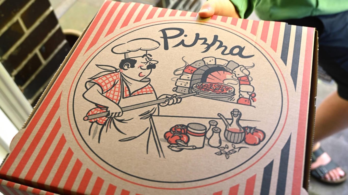 Ein Pizzabote (Symbolbild): Der Angeklagte wurde wegen vorsätzlicher Körperverletzung zu einer Geldstrafe verurteilt.