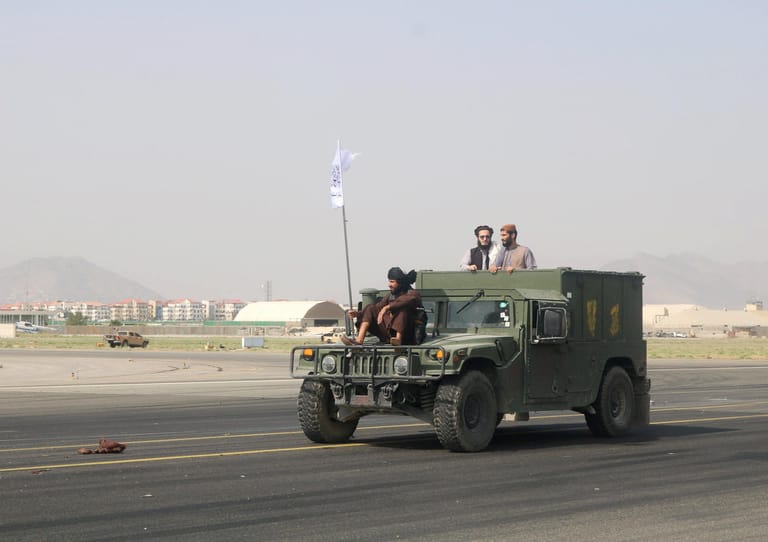 In der Nacht auf den 31. August sind die letzten US-Truppen abgezogen. Zwei Wochen hielten sie den Flughafen, von dem aus noch tausende Menschen ausgeflogen wurden. Nun fahren Fahrzeuge der Taliban über die Landebahnen.