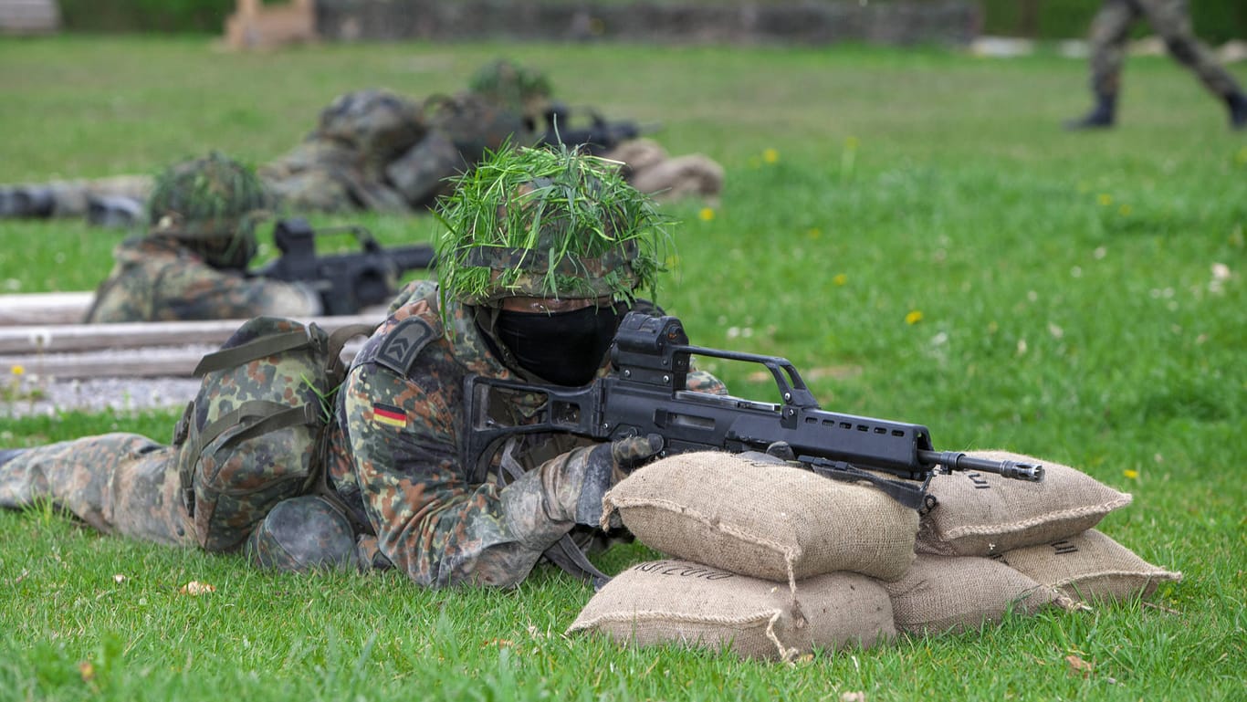 Ein Bundeswehrsoldat mit dem Sturmgewehr G36: Die Waffe stammt aus der Produktion von Heckler & Koch.