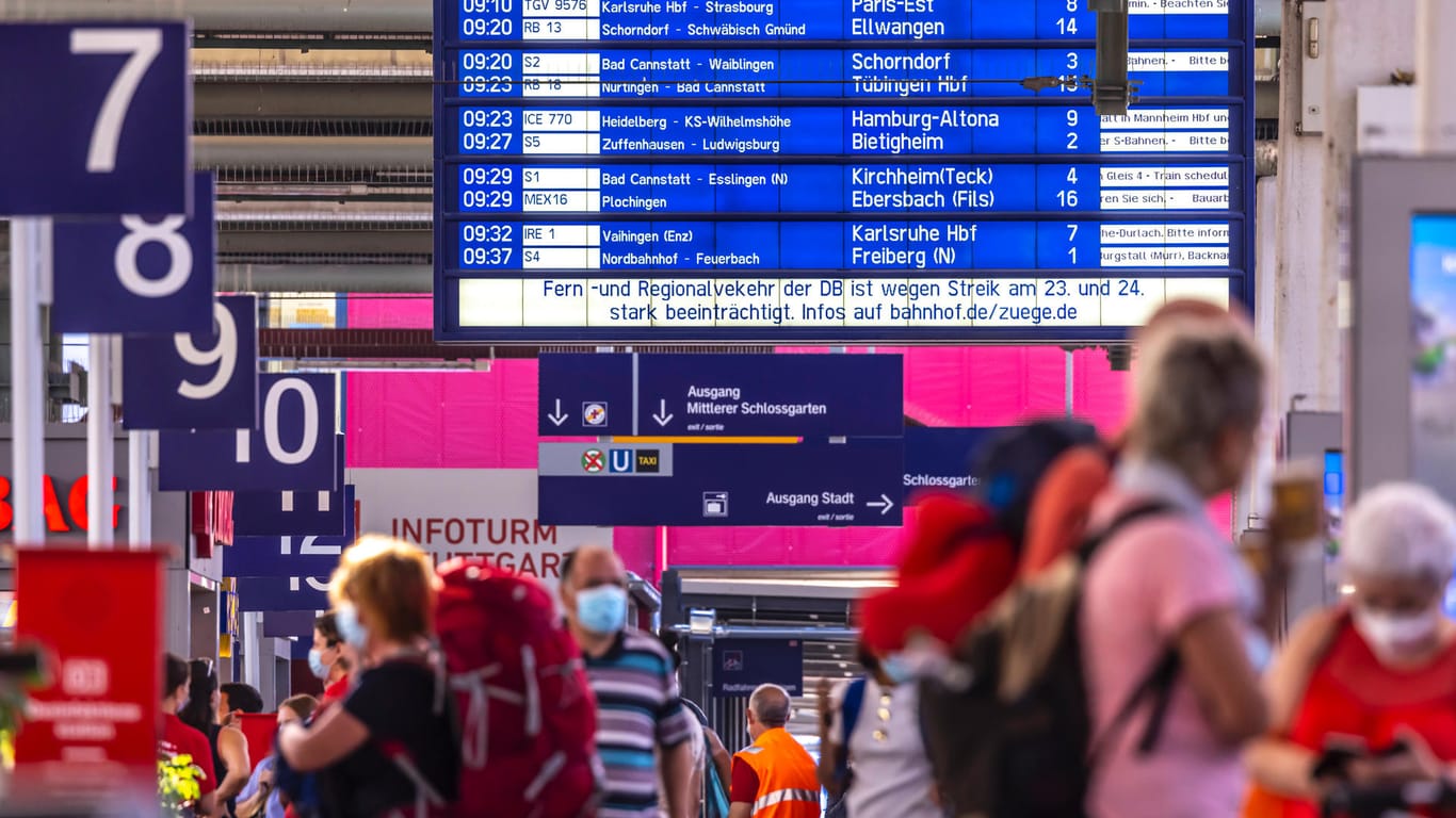 Der Blick auf eine Streikmeldung auf einer Infotafel im Hauptbahnhof Stuttgart (Symbolbild): Auf Kunden der Deutschen Bahn kommen erneut Streiktage mit Zugausfällen und Verspätungen zu.