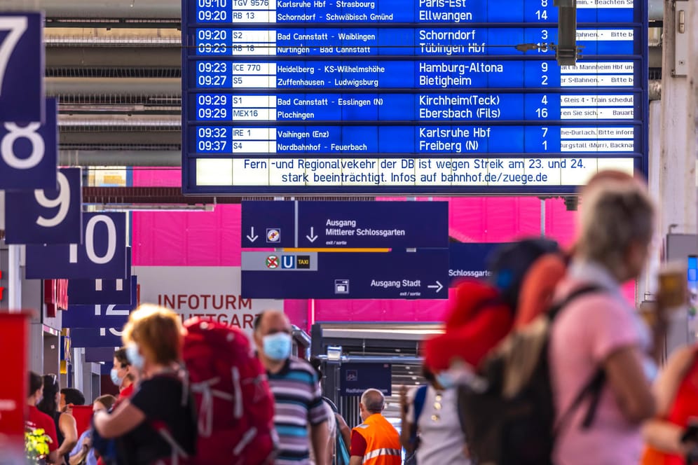 Der Blick auf eine Streikmeldung auf einer Infotafel im Hauptbahnhof Stuttgart (Symbolbild): Auf Kunden der Deutschen Bahn kommen erneut Streiktage mit Zugausfällen und Verspätungen zu.