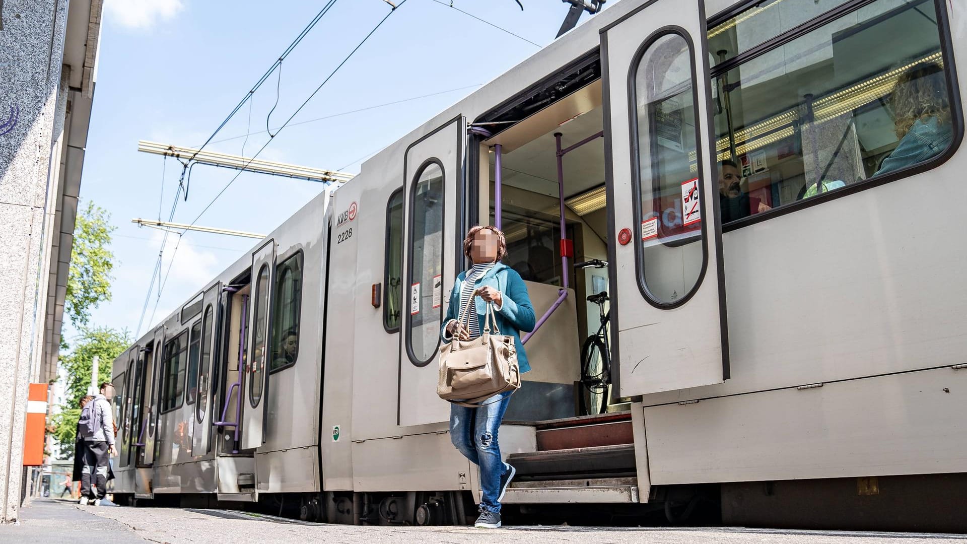 Ein Fahrzeug der Kölner Stadtbahn an einer Haltestelle (Symbolbild): Nach einem Streit am Halt in Ostheim hat die Polizei zwei Männer festgenommen. Ein Fahrzeug der Kölner Stadtbahn an einer Haltestelle (Symbolbild): Nach einem Streit am Halt in Ostheim hat die Polizei zwei Männer festgenommen.