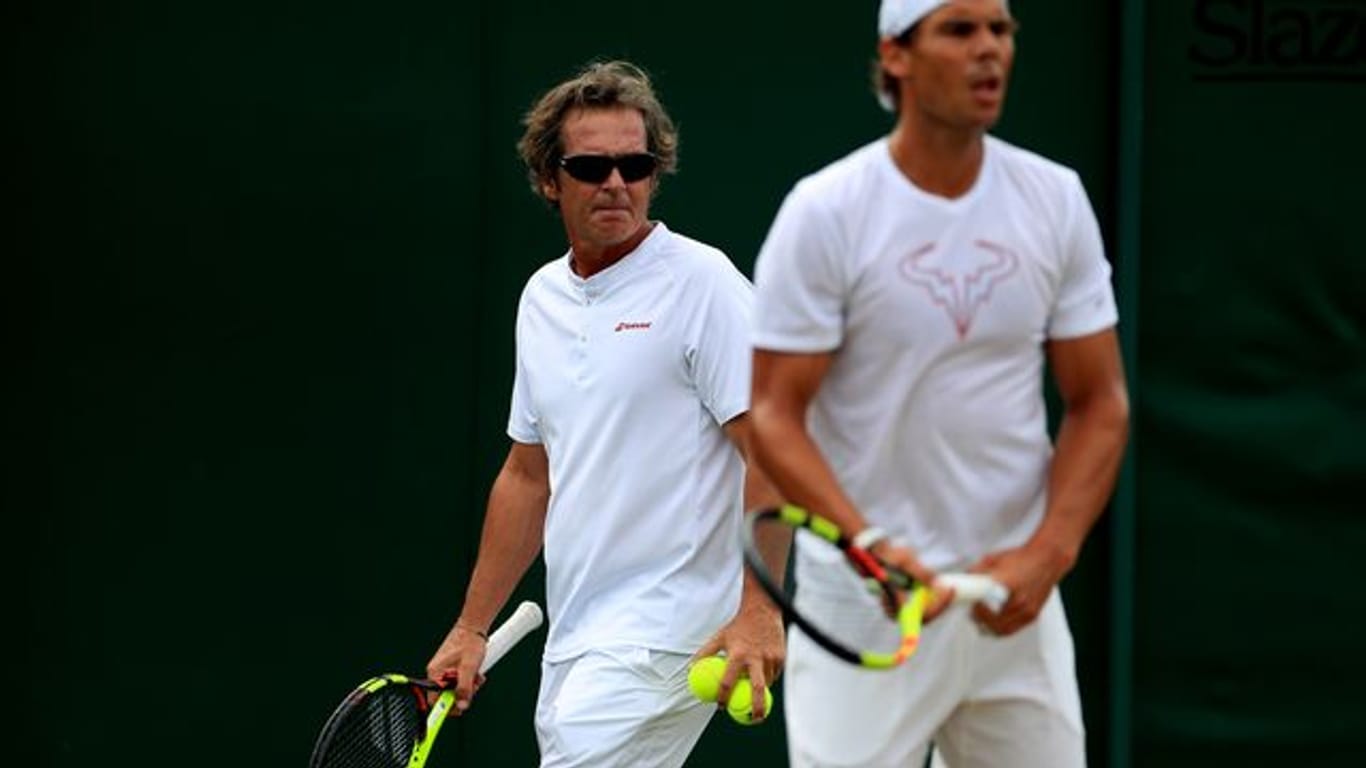Toni Nadal (l), der Trainer und Onkel von Nadal, beobachtet Rafael Nadal beim Training.