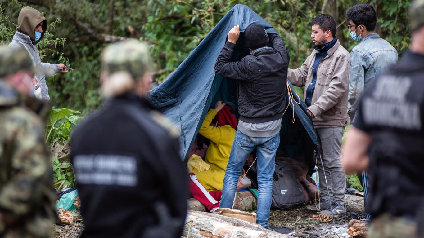 Migranten an polnisch-belarussischer Grenze: Polen will dort den Ausnahmezustand ausrufen.