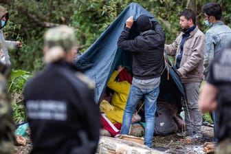 Migranten an polnisch-belarussischer Grenze: Polen will dort den Ausnahmezustand ausrufen.