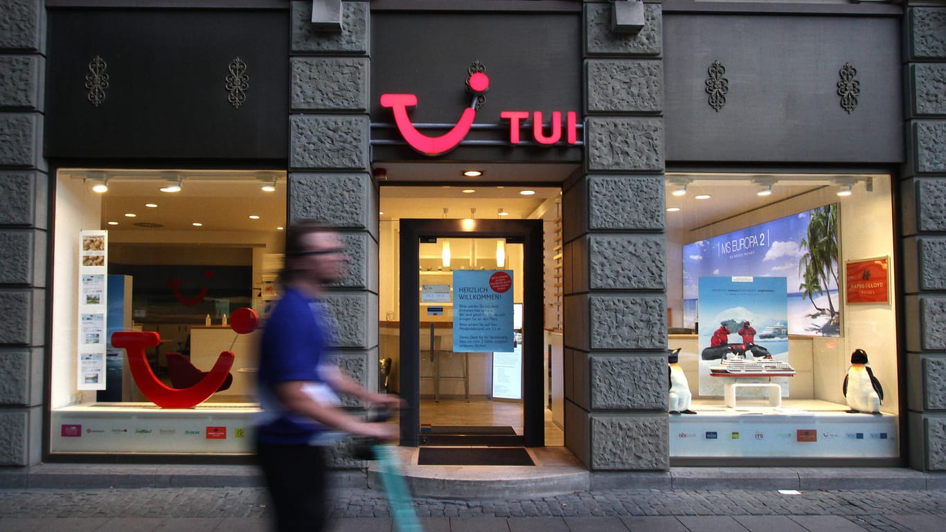 Ein Tui-Reisebüro in Frankfurt: Die Geschäfte des Konzerns waren vergangenes Jahr Monate lang komplett geschlossen.