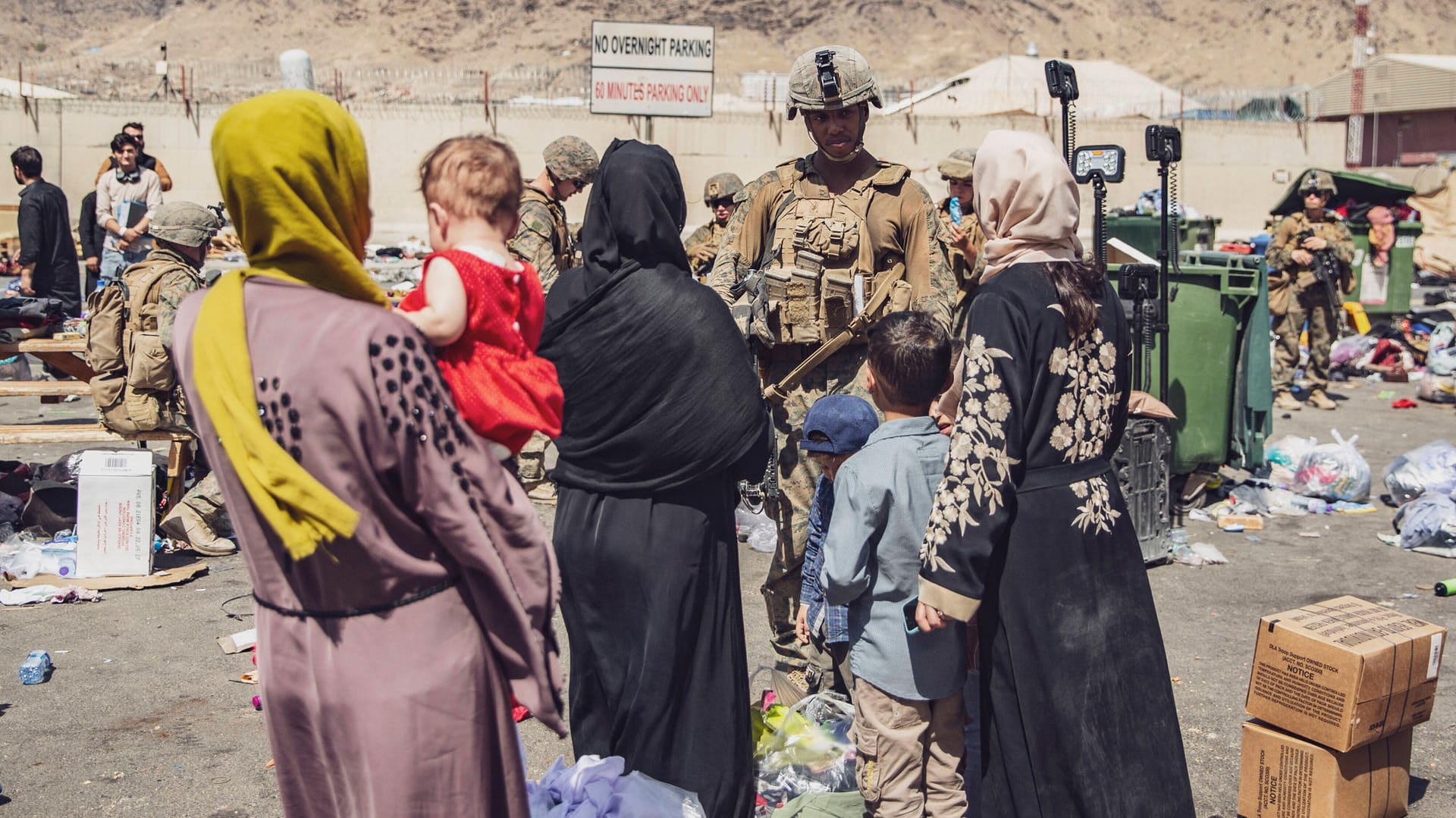 Frauen warten mit ihren Kindern vor dem Flughafen in Kabul (Archivbild): Die Familie von Naqi A. versteckt sich und verlässt das Haus in Kabul nicht mehr. Frauen warten mit ihren Kindern vor dem Flughafen in Kabul (Archivbild): Die Familie von Naqi A. versteckt sich und verlässt das Haus in Kabul nicht mehr.