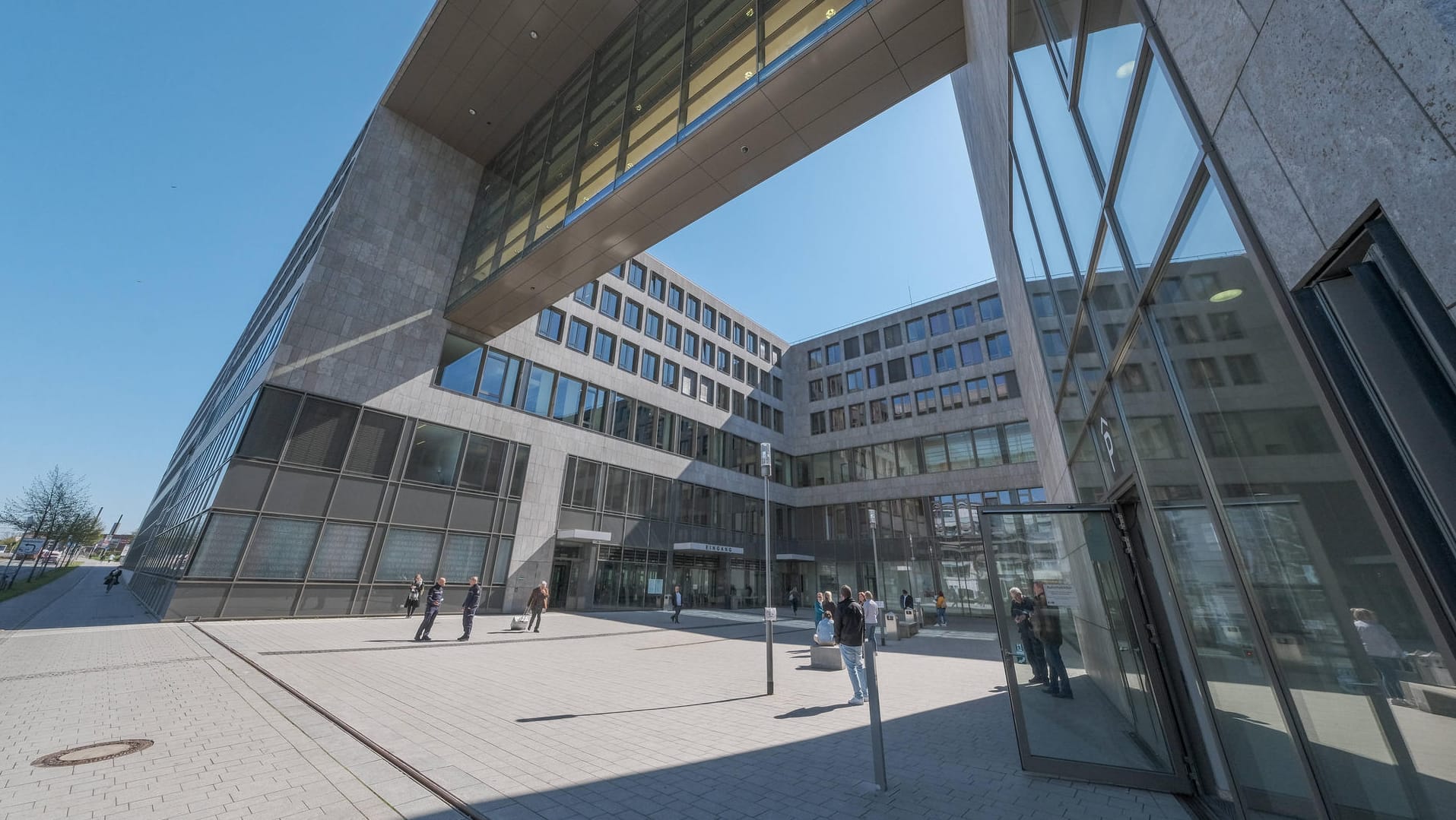 Das Düsseldorfer Landgericht (Archivbild): Die Männer zwischen 25 und 58 Jahren wurden wegen mehrerer Straftaten schuldig gesprochen. Das Düsseldorfer Landgericht (Archivbild): Die Männer zwischen 25 und 58 Jahren wurden wegen mehrerer Straftaten schuldig gesprochen.