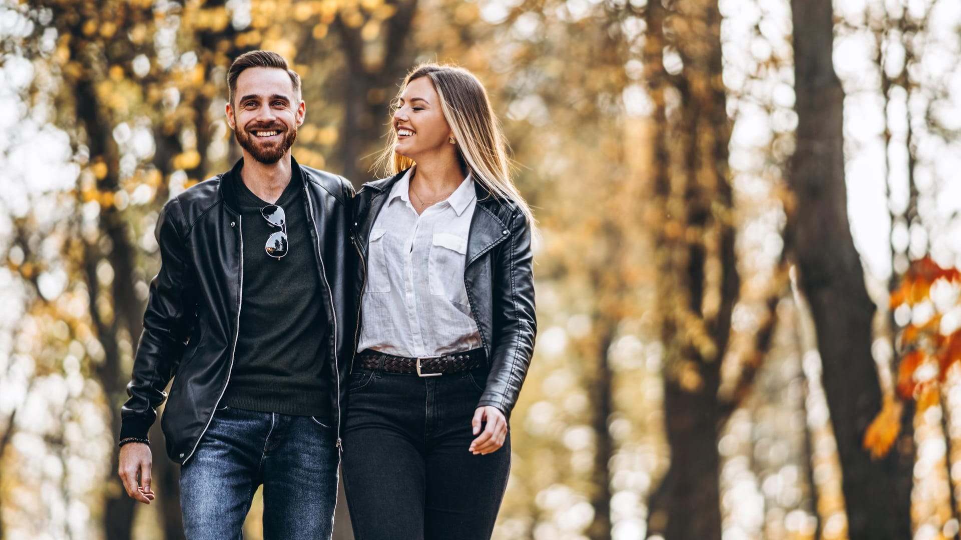 Mode im Sale: Viele Lederjacken und Ledermäntel für Damen und Herren sind momentan stark reduziert.