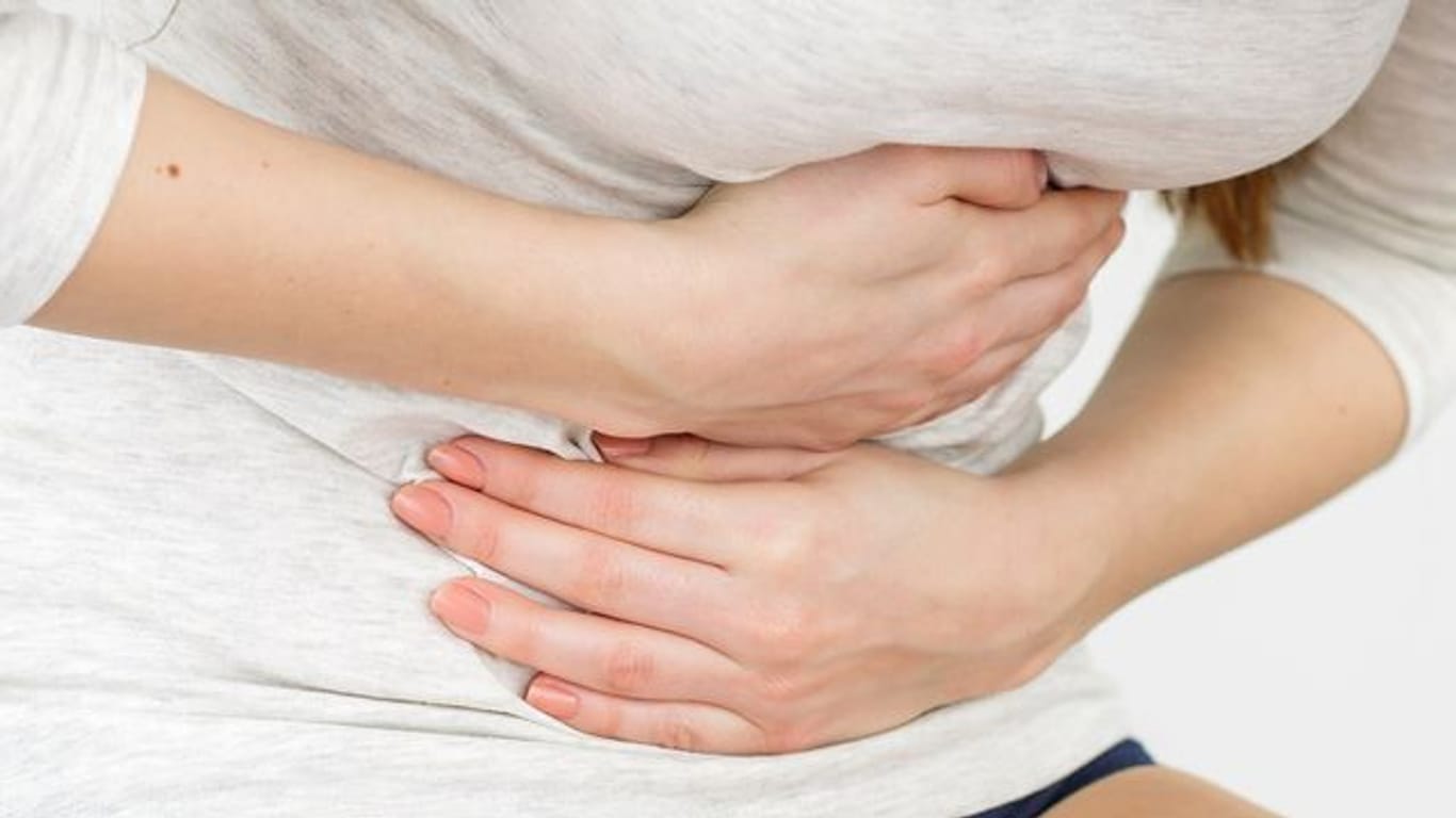 Schmerzen im Oberbauch: Sie können auf eine Magenschleimhautentzündung hindeuten.