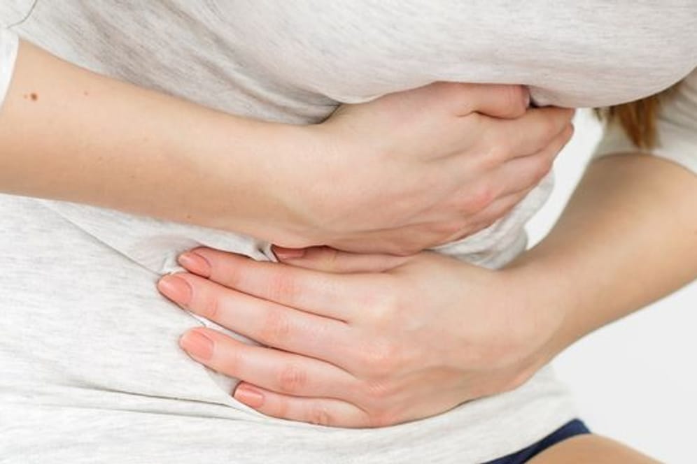 Schmerzen im Oberbauch: Sie können auf eine Magenschleimhautentzündung hindeuten.