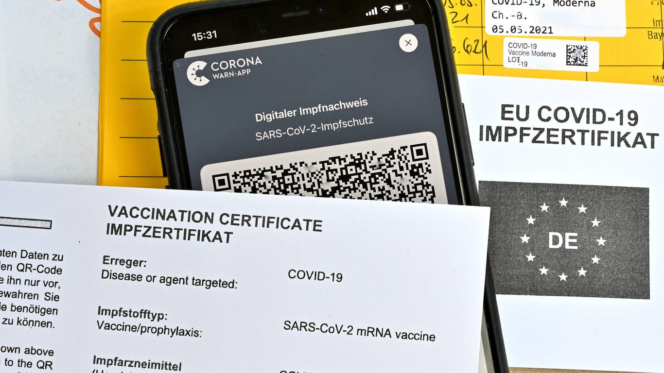 Nachweise über die Corona-Impfung (Symbolbild): Solche Zertifikate sollen von einem Arzt falsch ausgestellt worden sein.