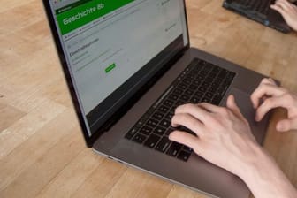 Ein Schüler bedient an einem Notebook die Lernplattform Moodle