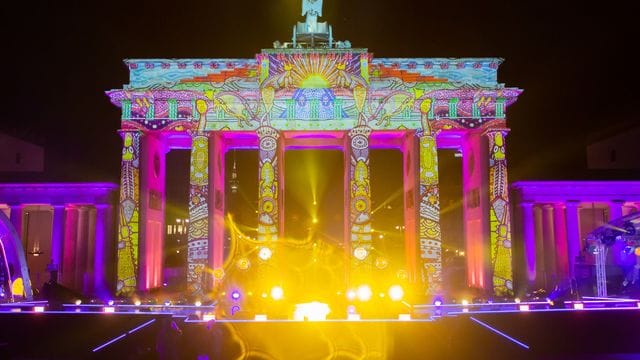 Eine Lichtprojektion ist bei der ZDF-Silvestershow zu sehen Eine Lichtprojektion ist bei der ZDF-Silvestershow zu sehen