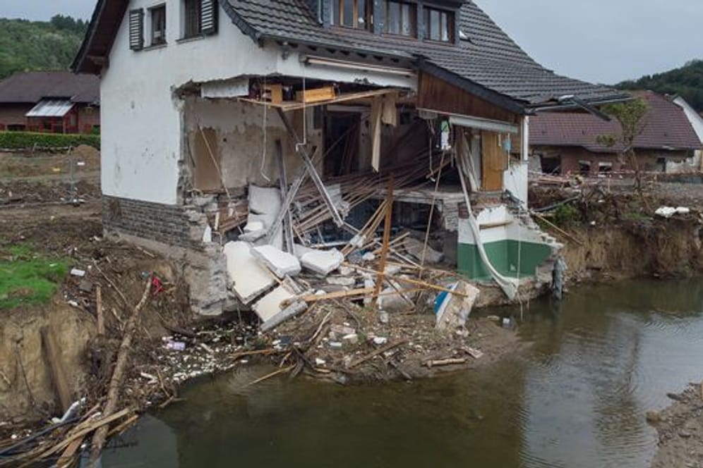Ein von der Flut völlig zerstörtes Haus steht am Ufer der Ahr