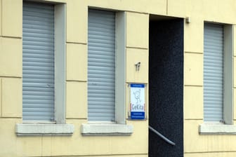 Die Rollladen bei einer der städtischen Mini-Kitas sind heruntergelassen: Nach dem Tod eines zweijährigen Jungen in Gelsenkirchen gibt es eine erste Annahme.