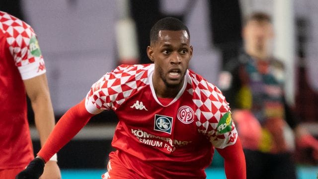 Der Mainzer Edimilson Fernandes spielt einen Ball