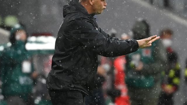 Herthas Trainer Pal Dardai gibt Anweisungen