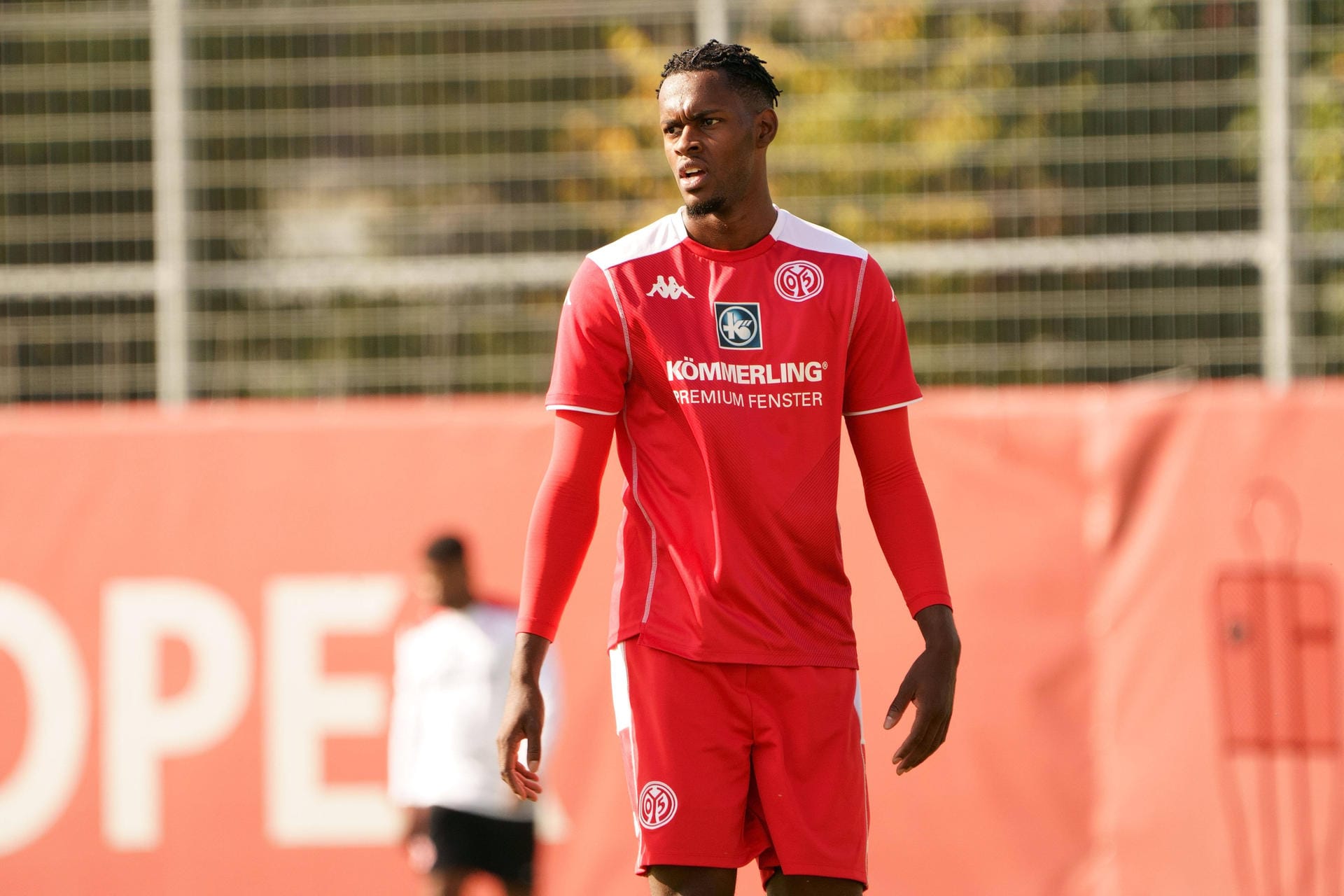 Der Schweizer EM-Teilnehmer Edimilson Fernandes wechselt auf Leihbasis von Mainz zum Bundesliga-Konkurrenten Arminia Bielefeld. Die Ostwestfalen besitzen eine Kaufoption für den 25 Jahre alten Mittelfeldspieler.