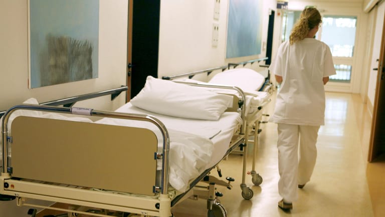 Eine Pflegerin im Krankenhaus (Symbolbild): Die Pflegekräfte der Hamburger Kliniken sind am Limit – oder schon weit darüber hinaus.