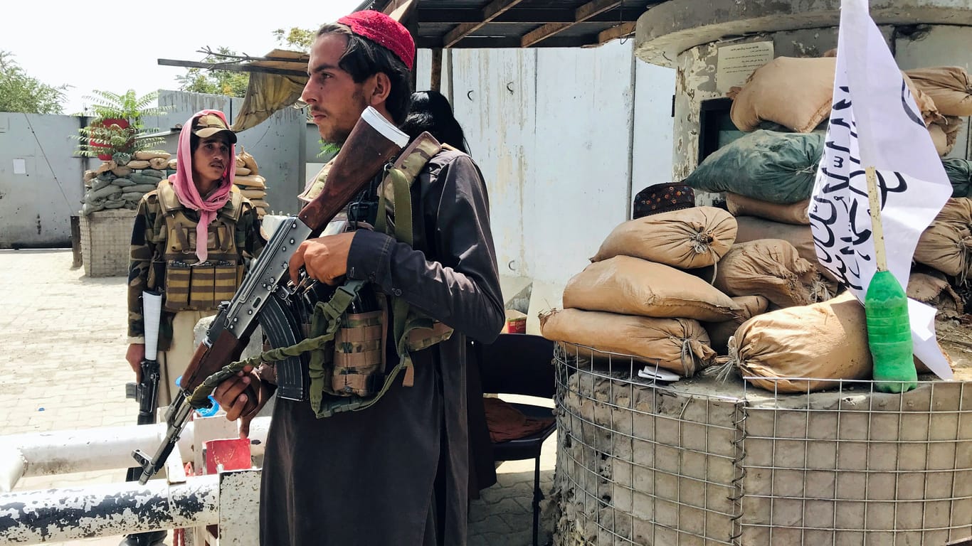 Talibankämpfer stehen an einem Kontrollpunkt in der Nähe der US-Botschaft: Facebook will Konten von Taliban löschen.