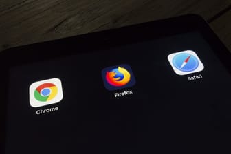 Das Logo von Firefox (m) neben den Logos von Chrome (l) und Safari (r): Der Browser verliert immer mehr Nutzer.