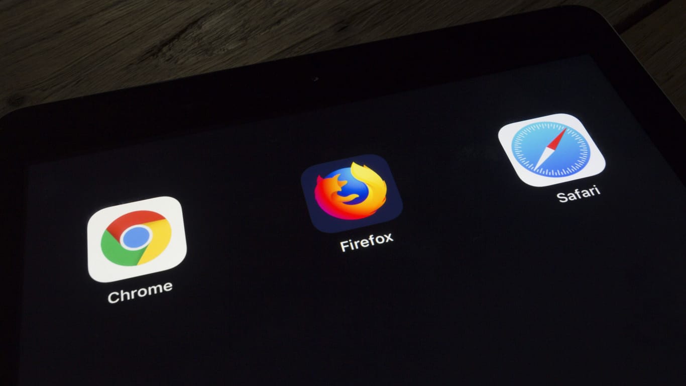 Das Logo von Firefox (m) neben den Logos von Chrome (l) und Safari (r): Der Browser verliert immer mehr Nutzer.