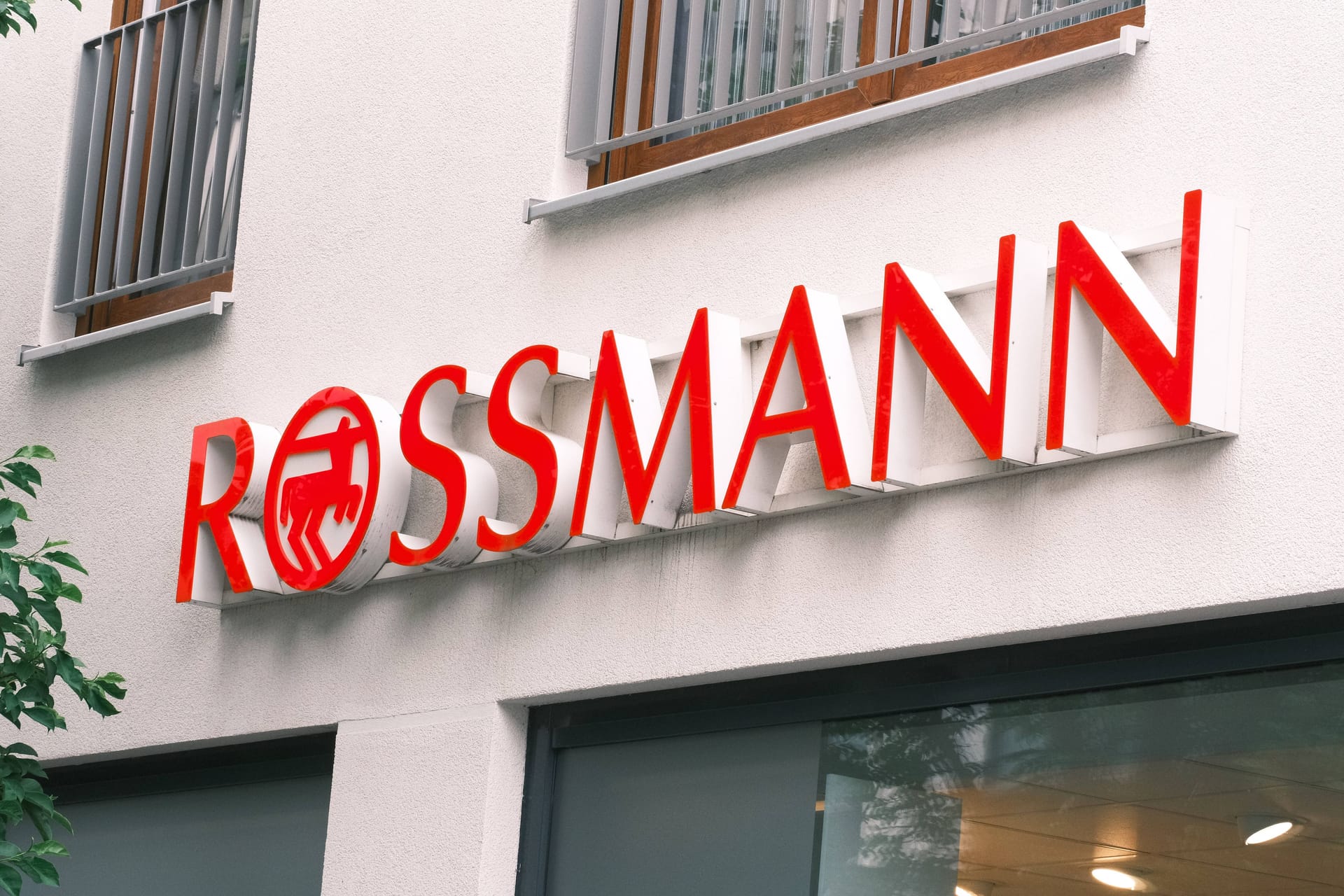 Das Logo von Rossmann (Symbolbild): Das Unternehmen testet ein neues Einkaufssystem.