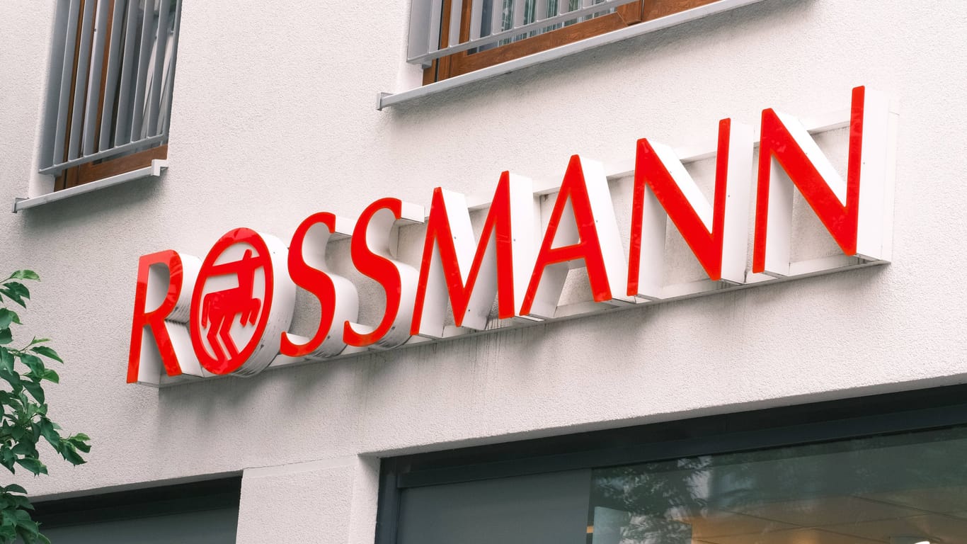 Das Logo von Rossmann (Symbolbild): Das Unternehmen testet ein neues Einkaufssystem.