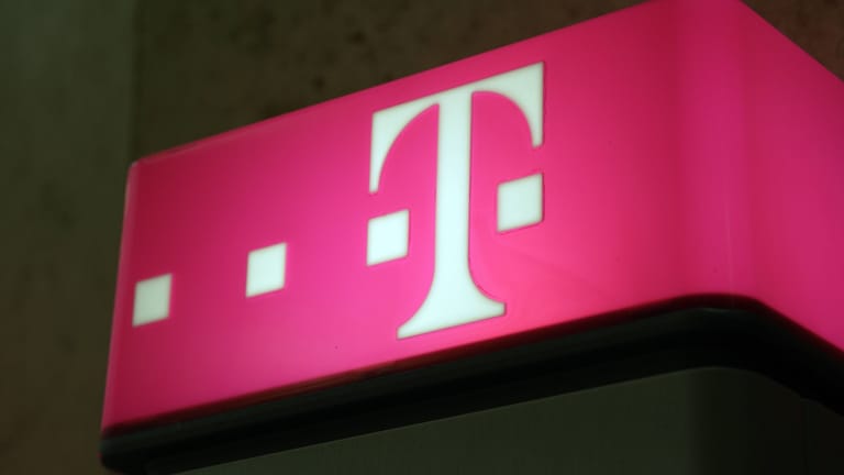 Das Logo der Telekom (Symbolbild): Das Unternehmen hat das Datenvolumen einen seiner Tarife erhöht.