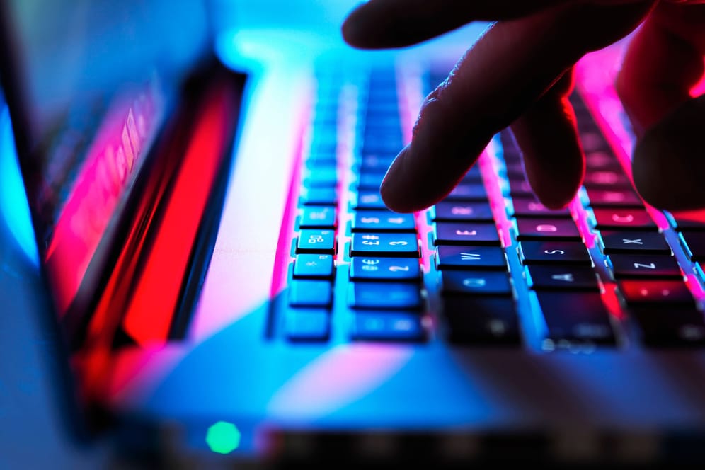 Eine Person an einem Rechner (Symbolbild): Hackerattacken nehmen zu.