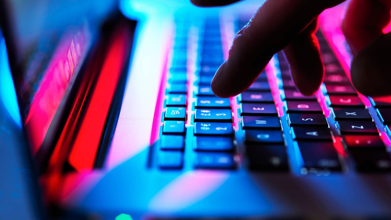 Eine Person an einem Rechner (Symbolbild): Hackerattacken nehmen zu.