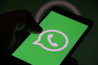Das Logo von WhatsApp auf einem Smartphone: Die Polizei warnt Betrug auf dem Messenger.