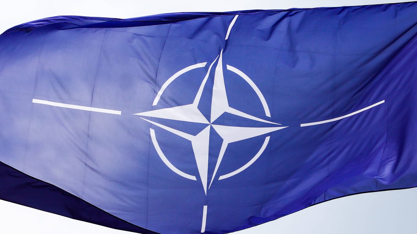 Die Flagge der Nato (Symbolbild): Die Polizei berichtet vor eine Masche, bei der sich der Betrüger als Nato-General ausgegeben hat.