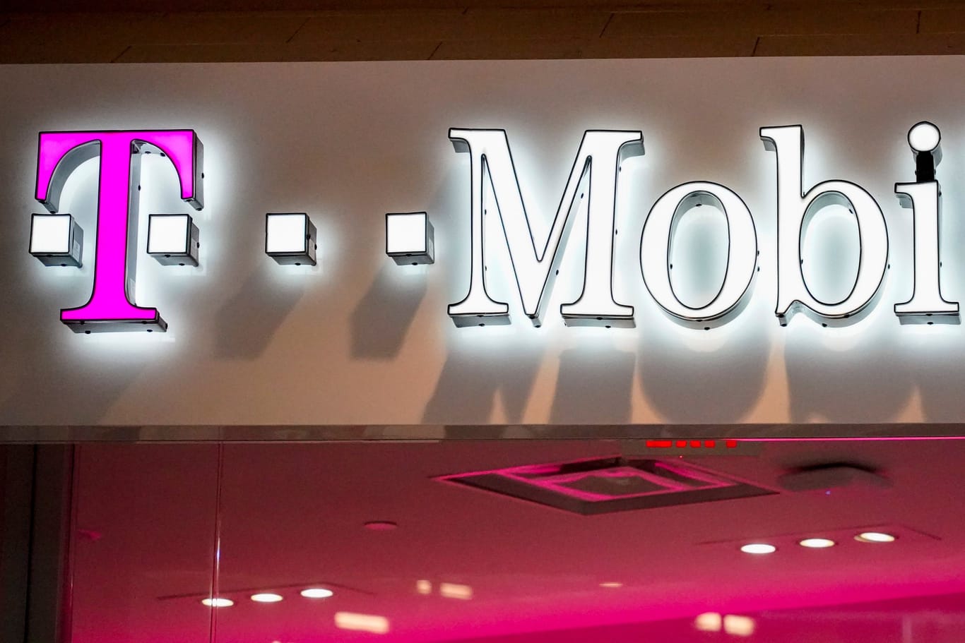 Das Logo von T-Mobile: Cyberkriminelle haben die US-Tochter der Telekom attackiert.