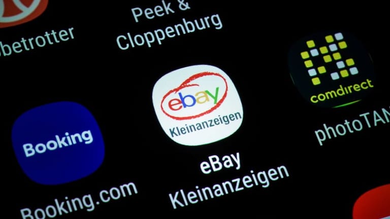 Die App von Ebay Kleinanzeigen auf einem Smartphone (Symbolbild): Das Portal muss ab 2024 seinen Namen ändern.