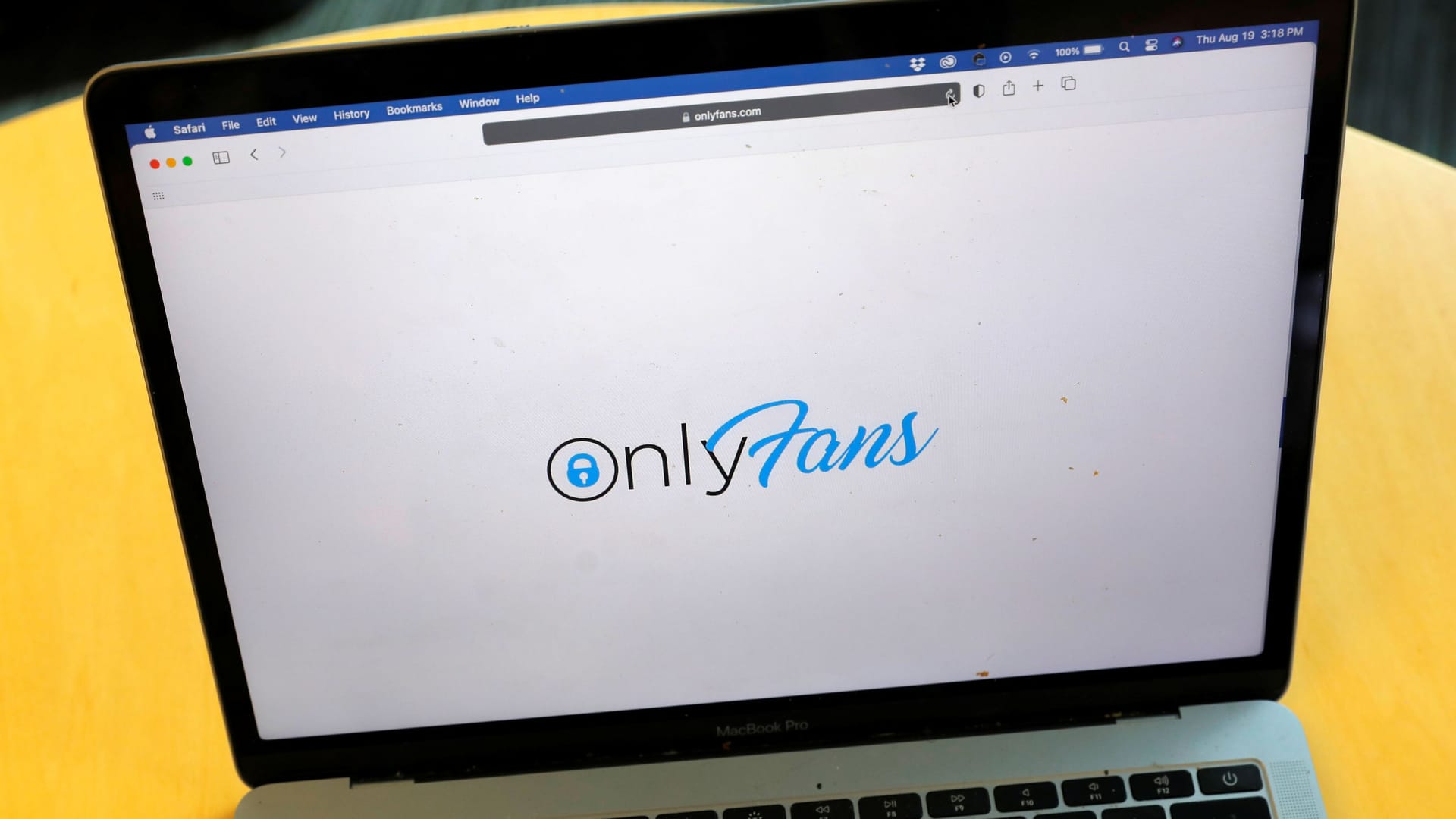 Das Logo von OnylFans auf einem Bildschirm: Die Plattform will Erotik-Inhalte einschränken.