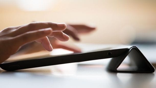 Ein Tablet (Symbolbild): Bei Vertragsabschlüssen auf einem Tablet raten Verbraucherschützer zu besonderer Vorsicht. Ein Tablet (Symbolbild): Bei Vertragsabschlüssen auf einem Tablet raten Verbraucherschützer zu besonderer Vorsicht.