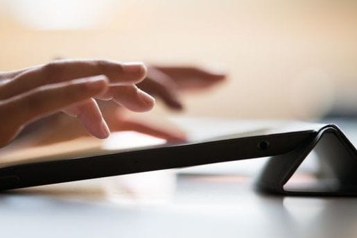 Ein Tablet (Symbolbild): Bei Vertragsabschlüssen auf einem Tablet raten Verbraucherschützer zu besonderer Vorsicht.